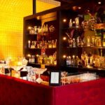 Balcão Butonê em Couro Marrom com Tampo Acrílico