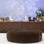 Balcão Butonê Veludo Marrom com Tampo Acrílico