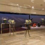 Bistrô Alto Base Bambu Ferro Cinza com Tampo Espelho Friso Dourado