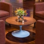 Mesa Saarinen Centro Branca com Tampo Madeira