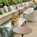 Mesa Saarinen Lateral Preta com Tampo Madeira