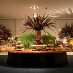 Mesa Design Oval com Base Preta e Tampo em Madeira de Demolição