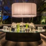 Mesa Design Oval com Base Preta e Tampo Espelho